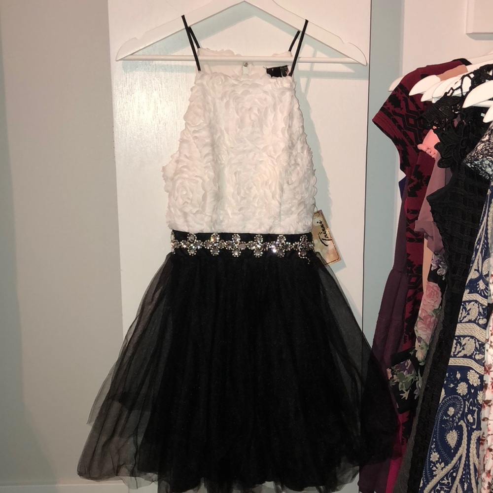 Dress - Picture 2 of 4